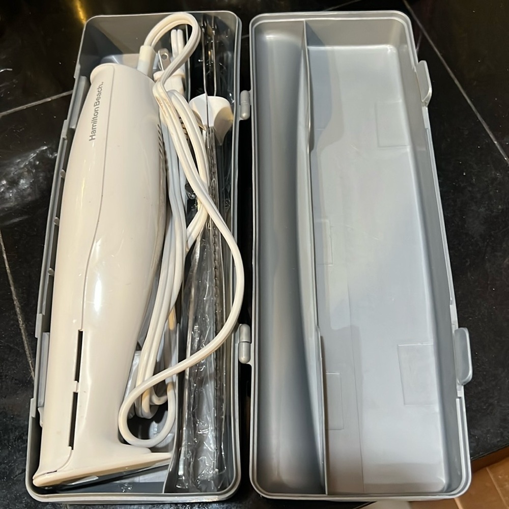 Hamilton Beach Carve n' Set Electric Knife with Case. Never use it.